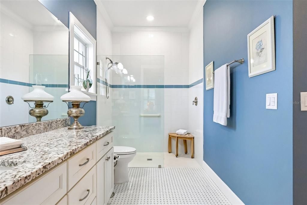 For Sale: $950,000 (5 beds, 4 baths, 4070 Square Feet)
