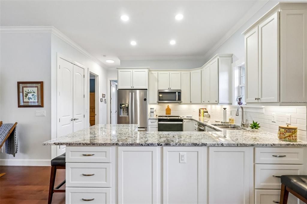 For Sale: $950,000 (5 beds, 4 baths, 4070 Square Feet)