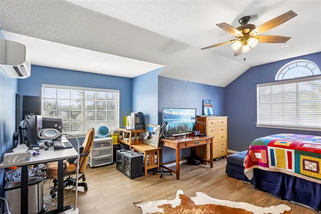 For Sale: $950,000 (5 beds, 4 baths, 4070 Square Feet)