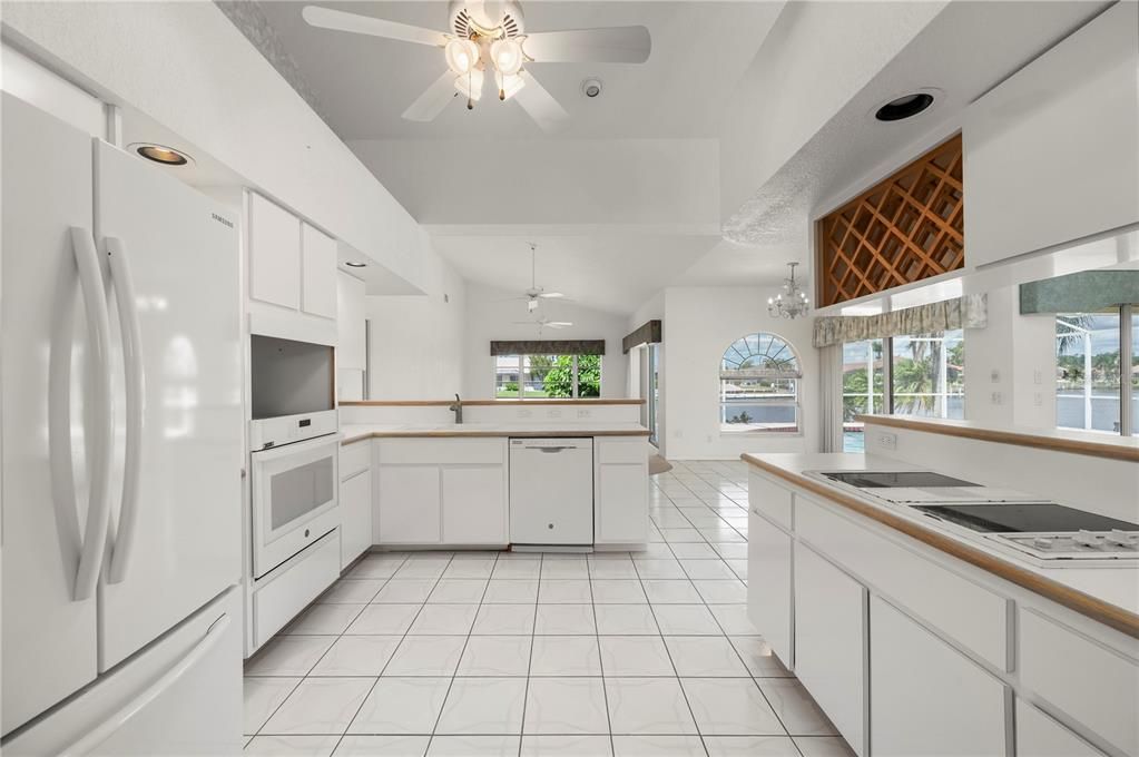 En Venta: $795,000 (3 camas, 2 baños, 2196 Pies cuadrados)