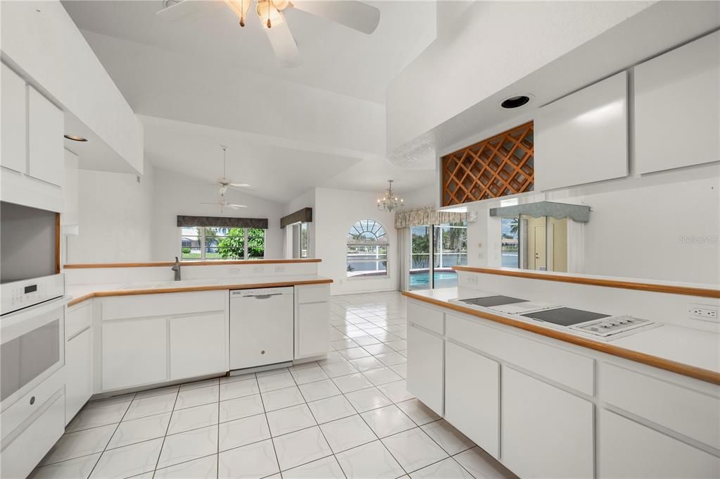 En Venta: $795,000 (3 camas, 2 baños, 2196 Pies cuadrados)