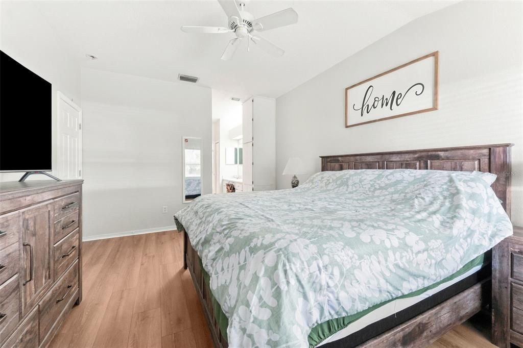 For Sale: $199,900 (2 beds, 2 baths, 1180 Square Feet)
