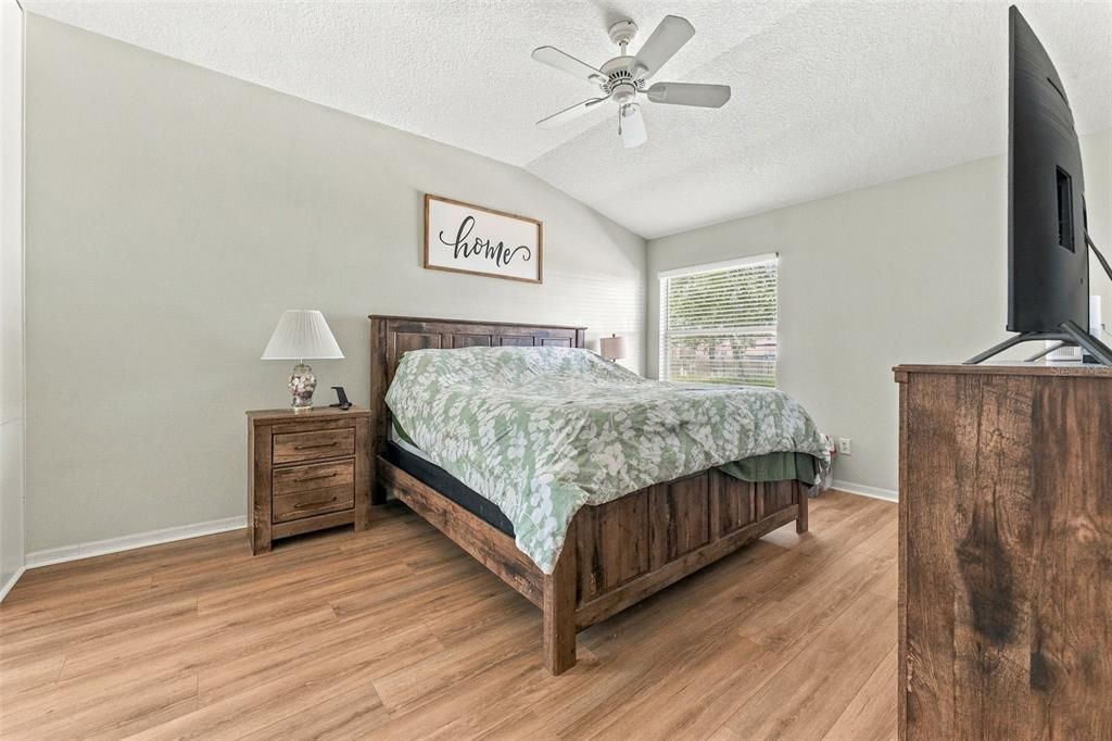 For Sale: $199,900 (2 beds, 2 baths, 1180 Square Feet)