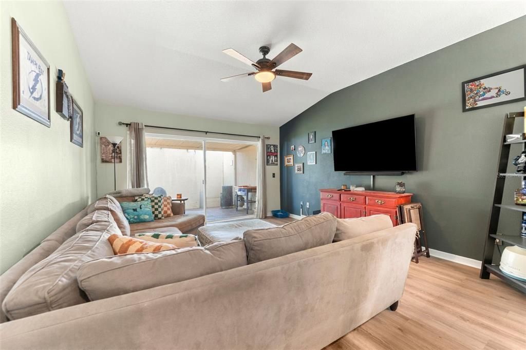 For Sale: $199,900 (2 beds, 2 baths, 1180 Square Feet)