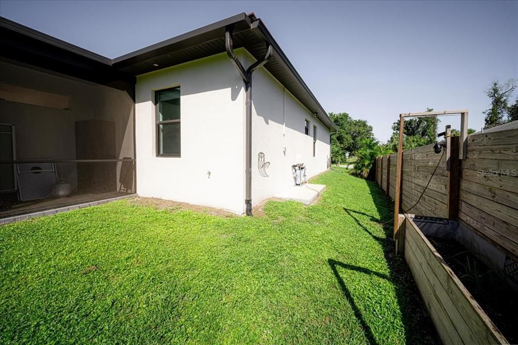 For Sale: $575,000 (4 beds, 2 baths, 1939 Square Feet)