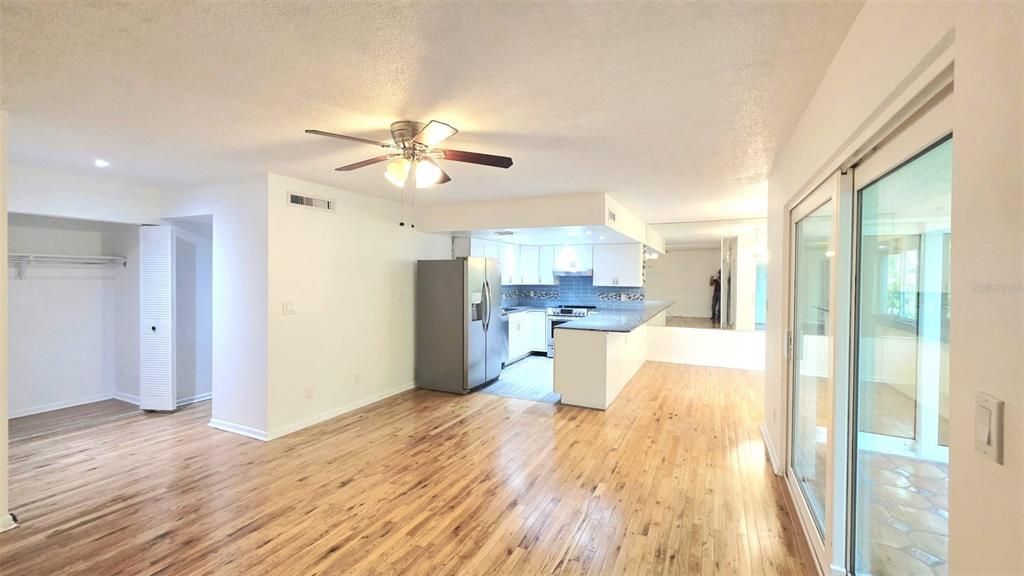 For Rent: $1,750 (2 beds, 1 baths, 922 Square Feet)