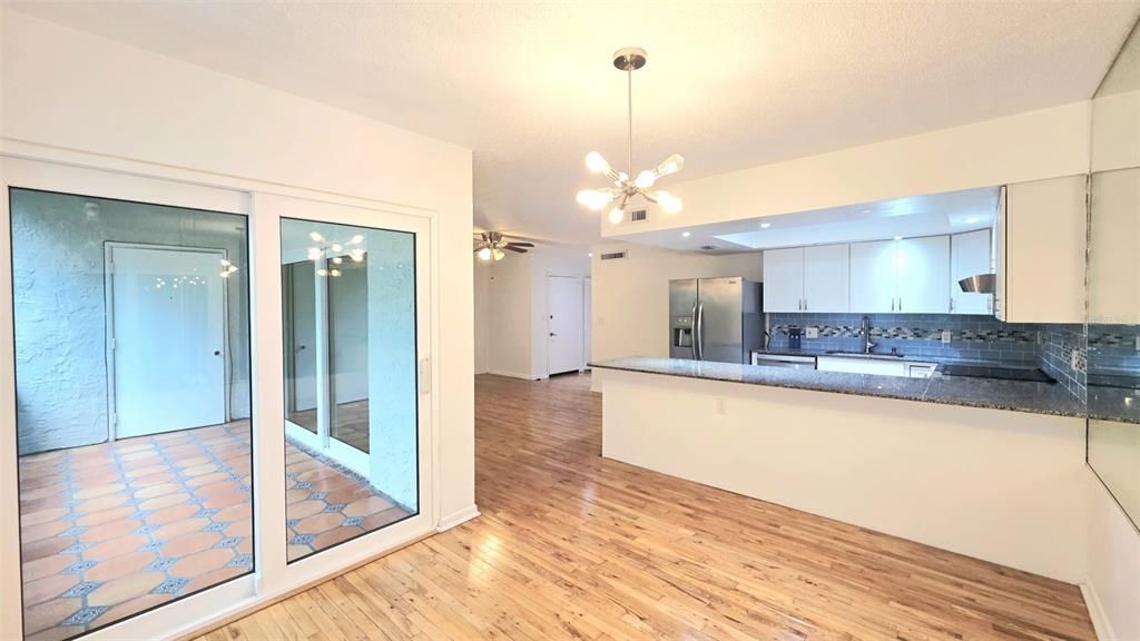 For Rent: $1,750 (2 beds, 1 baths, 922 Square Feet)