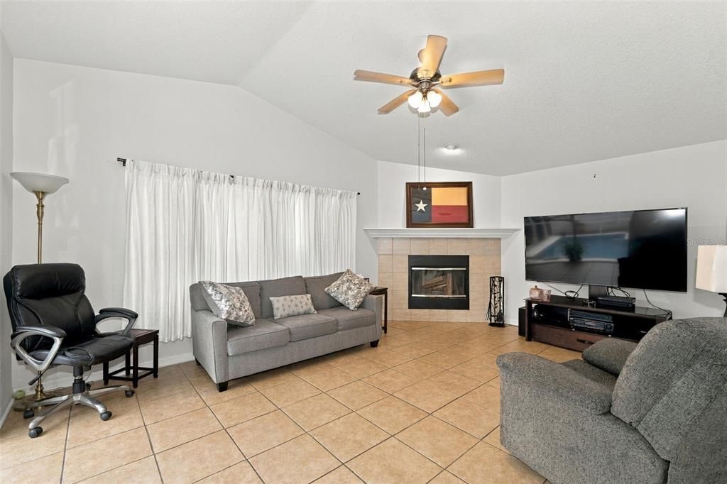 Activo con contrato: $475,000 (4 camas, 2 baños, 2020 Pies cuadrados)