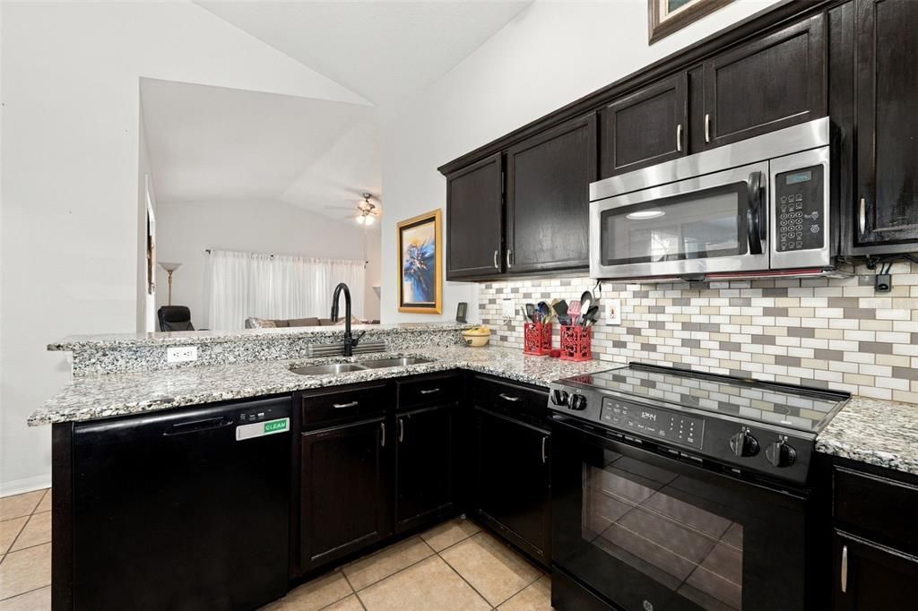 Activo con contrato: $475,000 (4 camas, 2 baños, 2020 Pies cuadrados)
