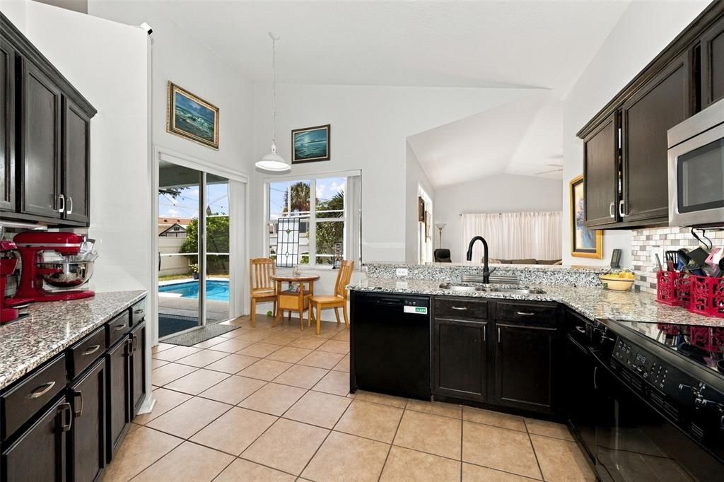 Activo con contrato: $475,000 (4 camas, 2 baños, 2020 Pies cuadrados)
