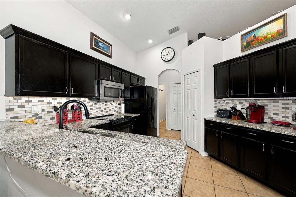 Activo con contrato: $475,000 (4 camas, 2 baños, 2020 Pies cuadrados)