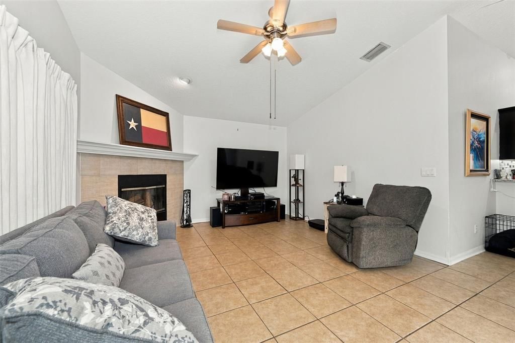 Activo con contrato: $475,000 (4 camas, 2 baños, 2020 Pies cuadrados)