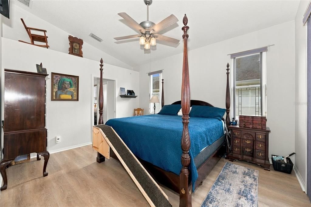 Activo con contrato: $475,000 (4 camas, 2 baños, 2020 Pies cuadrados)