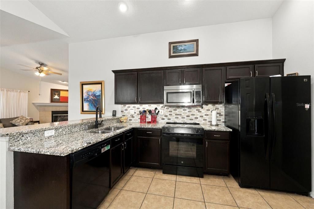 Activo con contrato: $475,000 (4 camas, 2 baños, 2020 Pies cuadrados)