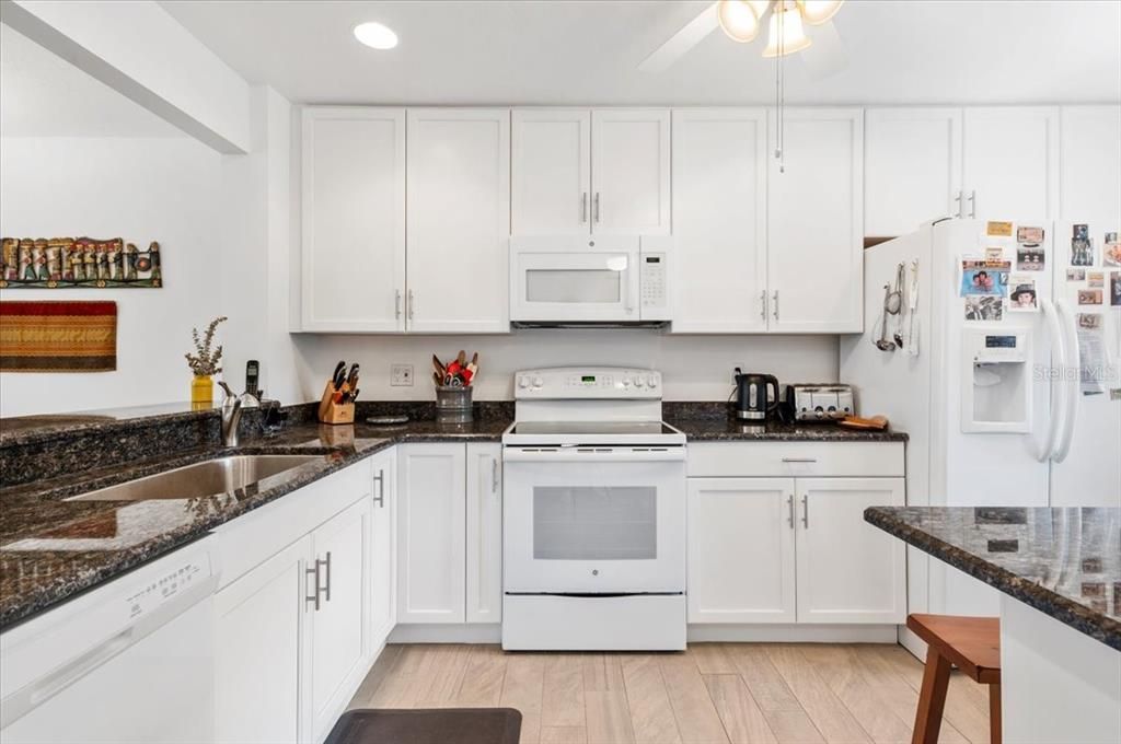 For Sale: $375,000 (2 beds, 2 baths, 1368 Square Feet)