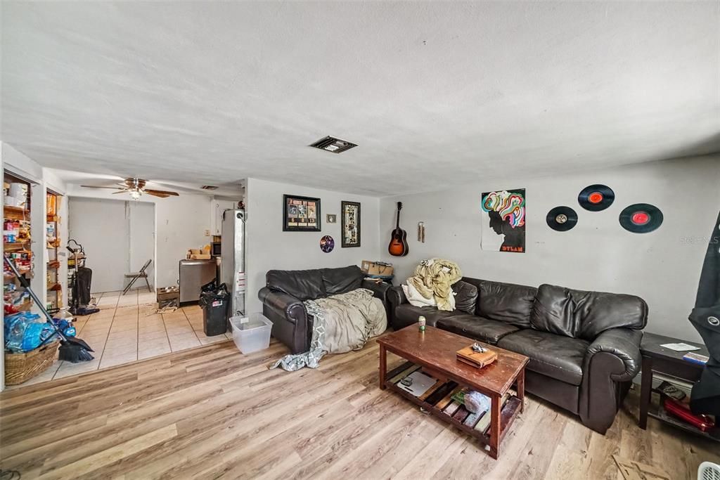 For Sale: $250,000 (2 beds, 1 baths, 1128 Square Feet)