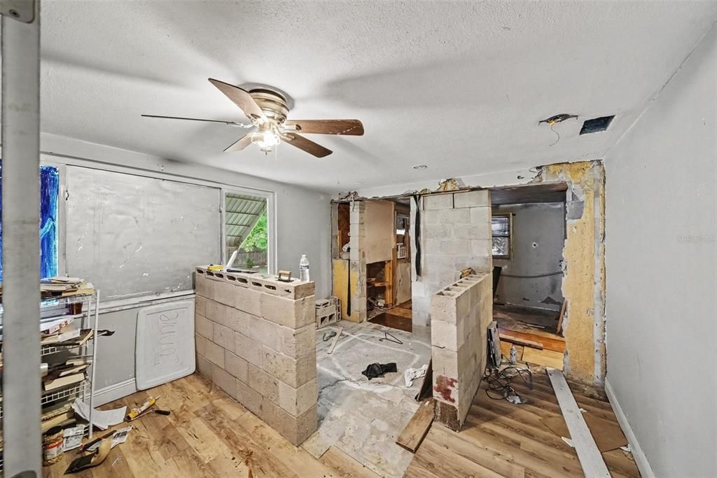 For Sale: $250,000 (2 beds, 1 baths, 1128 Square Feet)