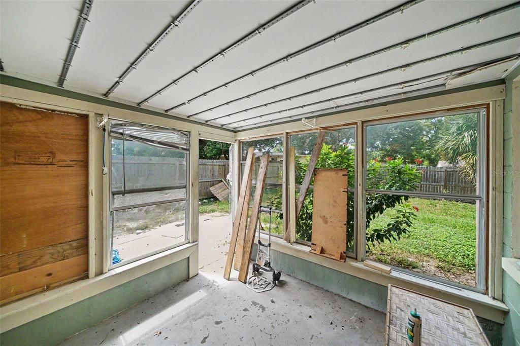 For Sale: $250,000 (2 beds, 1 baths, 1128 Square Feet)