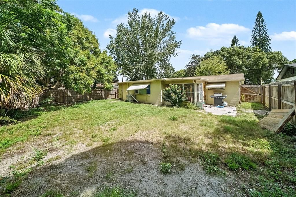 For Sale: $250,000 (2 beds, 1 baths, 1128 Square Feet)