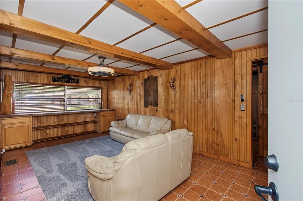 For Sale: $314,900 (2 beds, 1 baths, 1321 Square Feet)