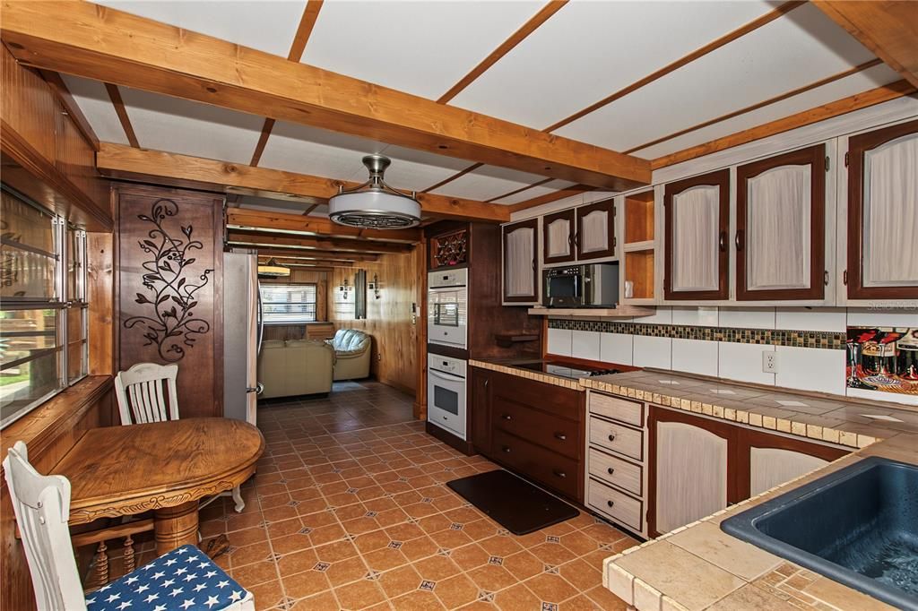 For Sale: $314,900 (2 beds, 1 baths, 1321 Square Feet)