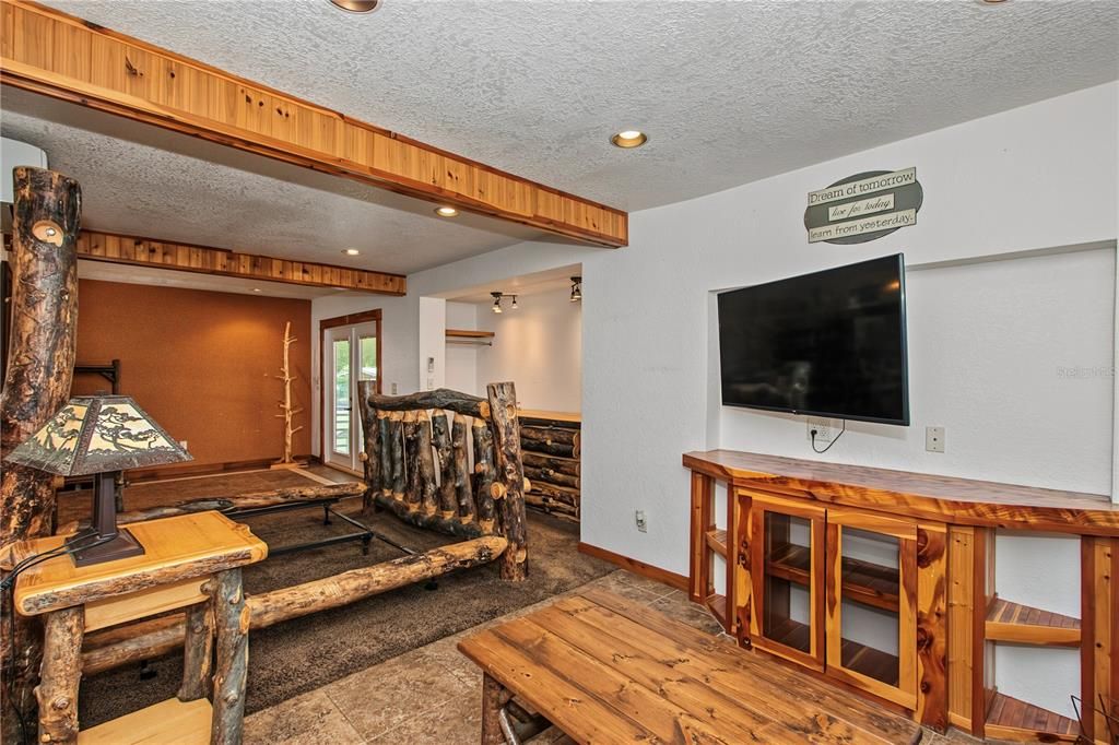 For Sale: $314,900 (2 beds, 1 baths, 1321 Square Feet)