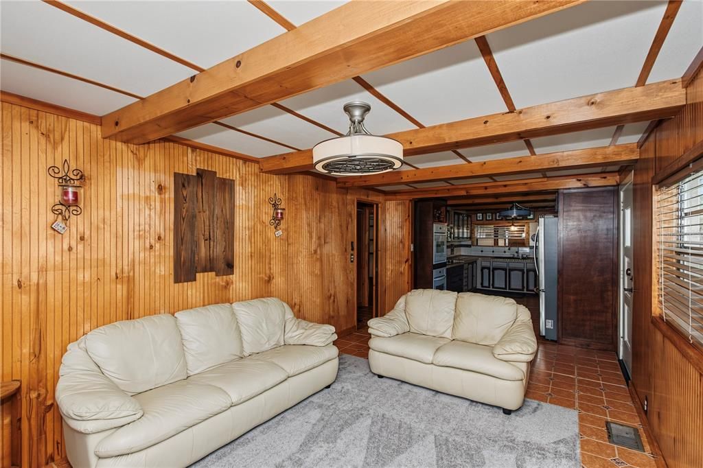 For Sale: $314,900 (2 beds, 1 baths, 1321 Square Feet)