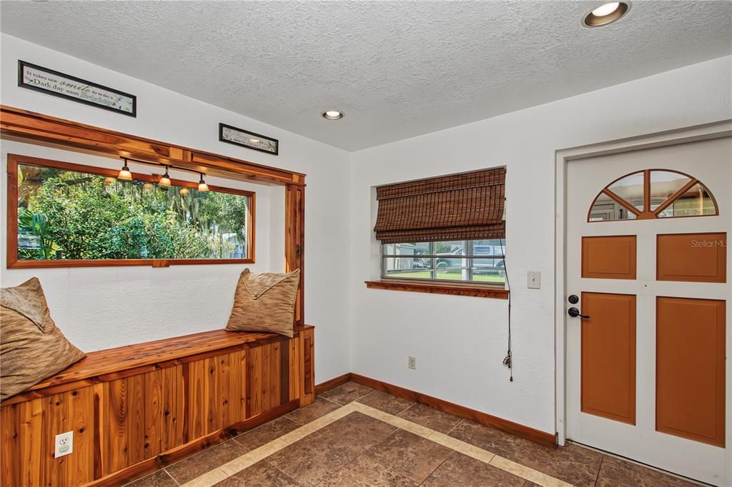 For Sale: $314,900 (2 beds, 1 baths, 1321 Square Feet)