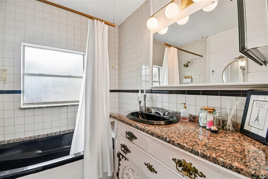 На продажу: $478,999 (2 спален, 1 ванн, 1337 Квадратных фут)
