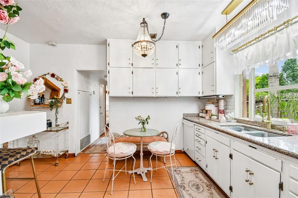 На продажу: $478,999 (2 спален, 1 ванн, 1337 Квадратных фут)