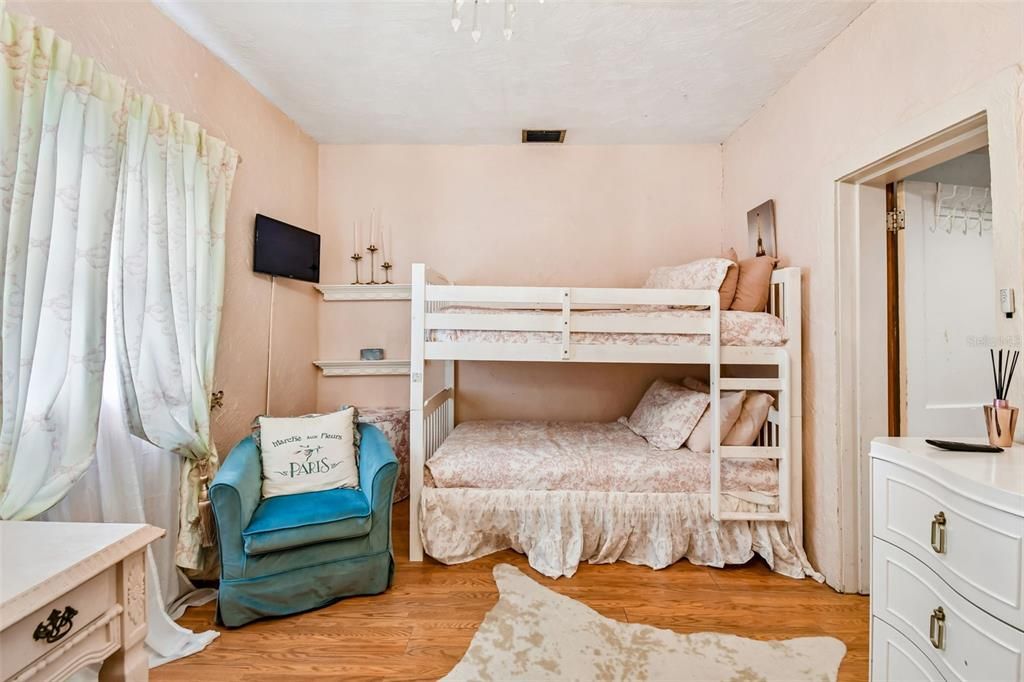 На продажу: $478,999 (2 спален, 1 ванн, 1337 Квадратных фут)
