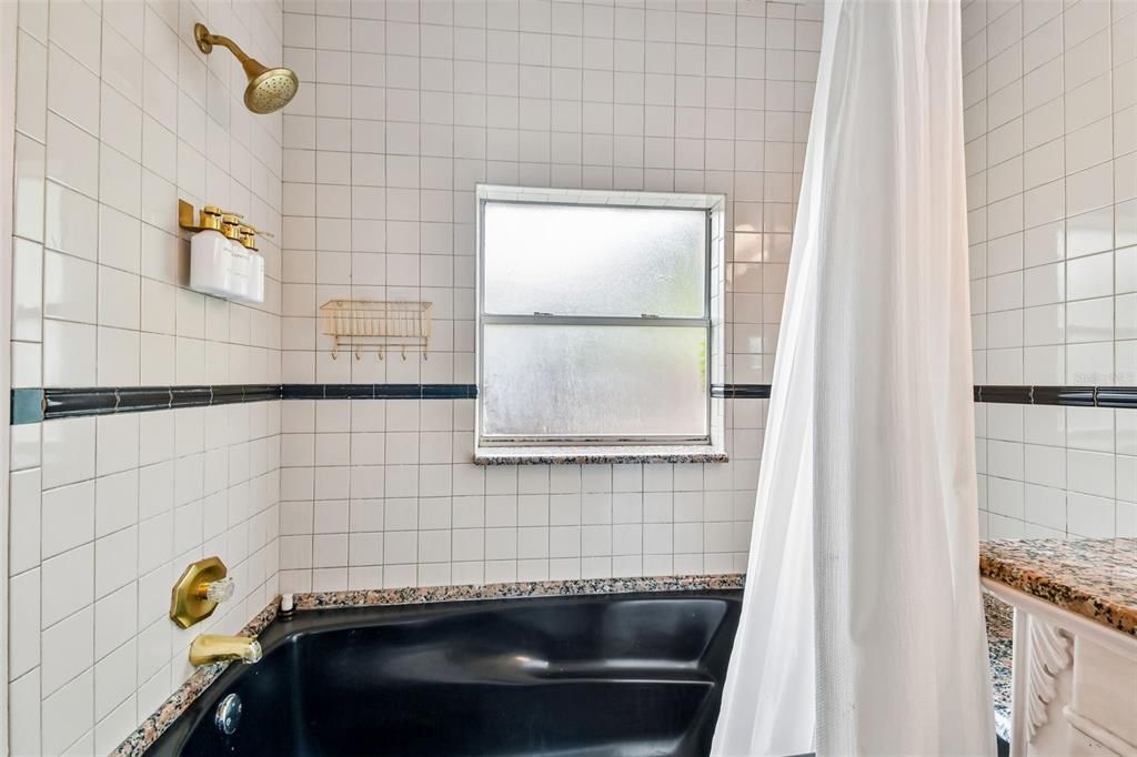 На продажу: $478,999 (2 спален, 1 ванн, 1337 Квадратных фут)