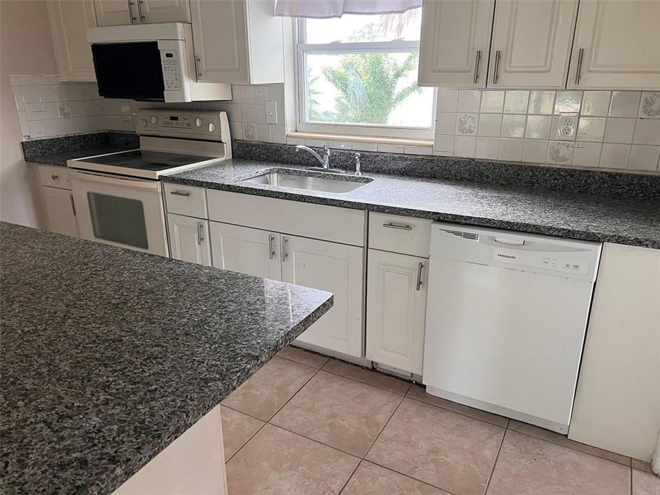 For Sale: $299,000 (4 beds, 2 baths, 1276 Square Feet)