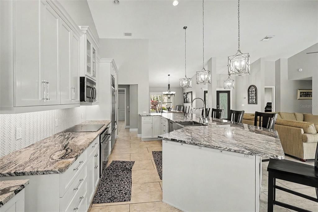 En Venta: $975,000 (3 camas, 3 baños, 2619 Pies cuadrados)