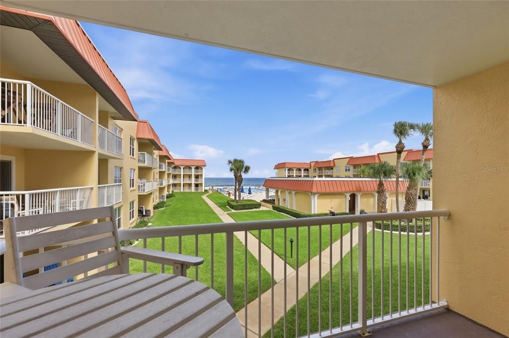 For Sale: $500,000 (2 beds, 2 baths, 912 Square Feet)