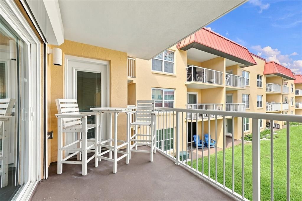 For Sale: $500,000 (2 beds, 2 baths, 912 Square Feet)