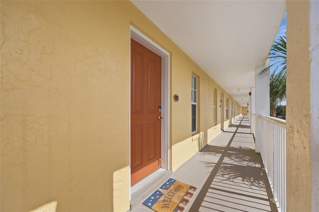 For Sale: $500,000 (2 beds, 2 baths, 912 Square Feet)