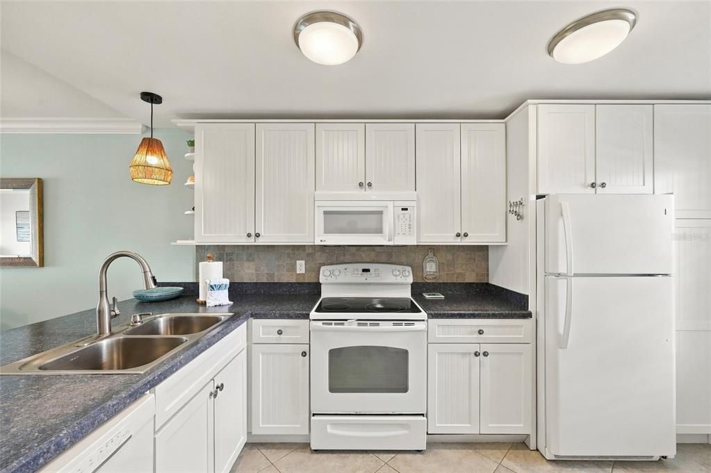 For Sale: $500,000 (2 beds, 2 baths, 912 Square Feet)
