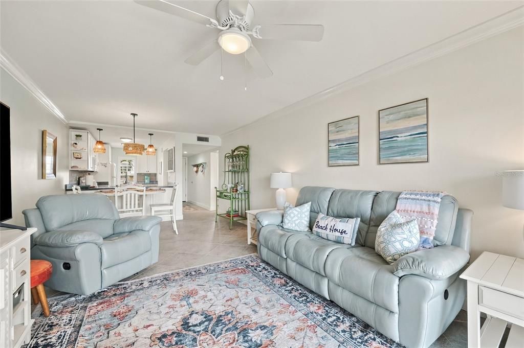 For Sale: $500,000 (2 beds, 2 baths, 912 Square Feet)