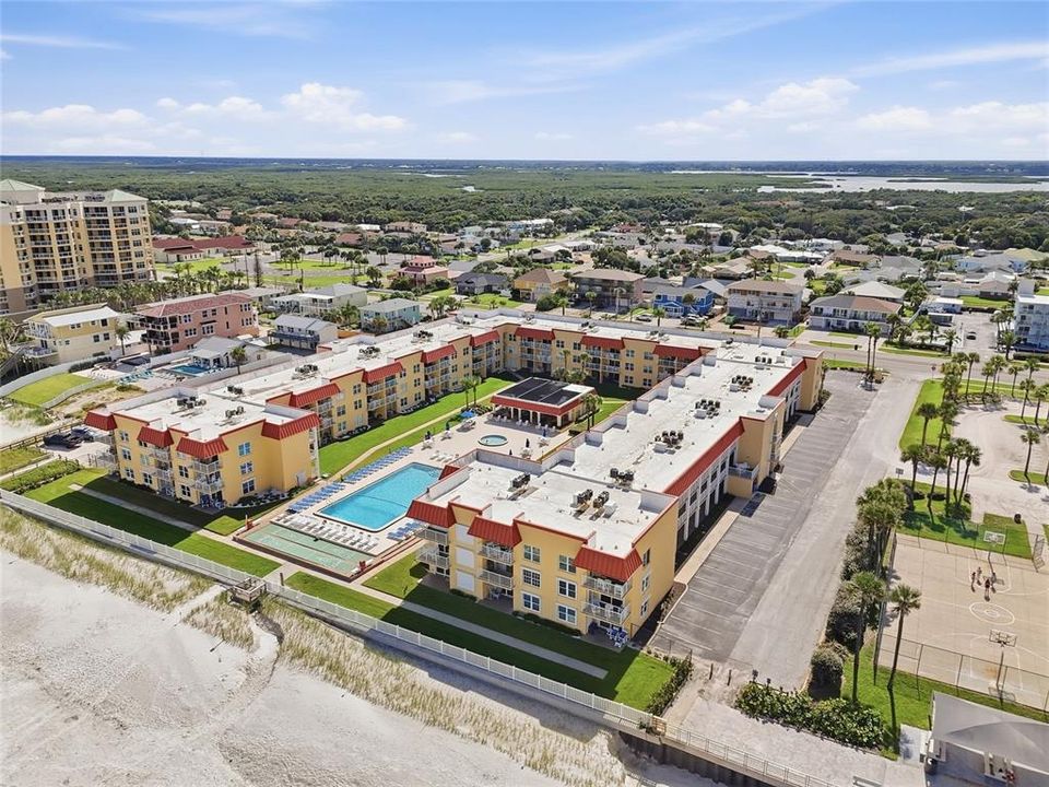For Sale: $500,000 (2 beds, 2 baths, 912 Square Feet)