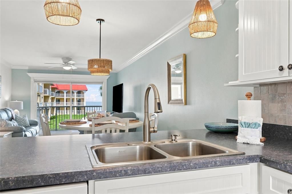 For Sale: $500,000 (2 beds, 2 baths, 912 Square Feet)