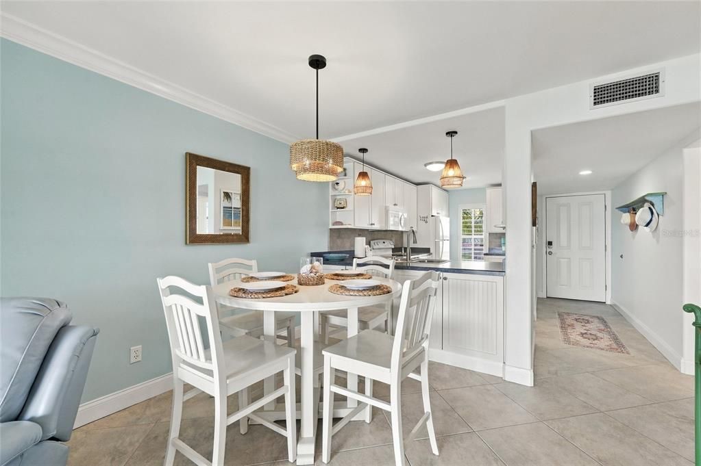 For Sale: $500,000 (2 beds, 2 baths, 912 Square Feet)