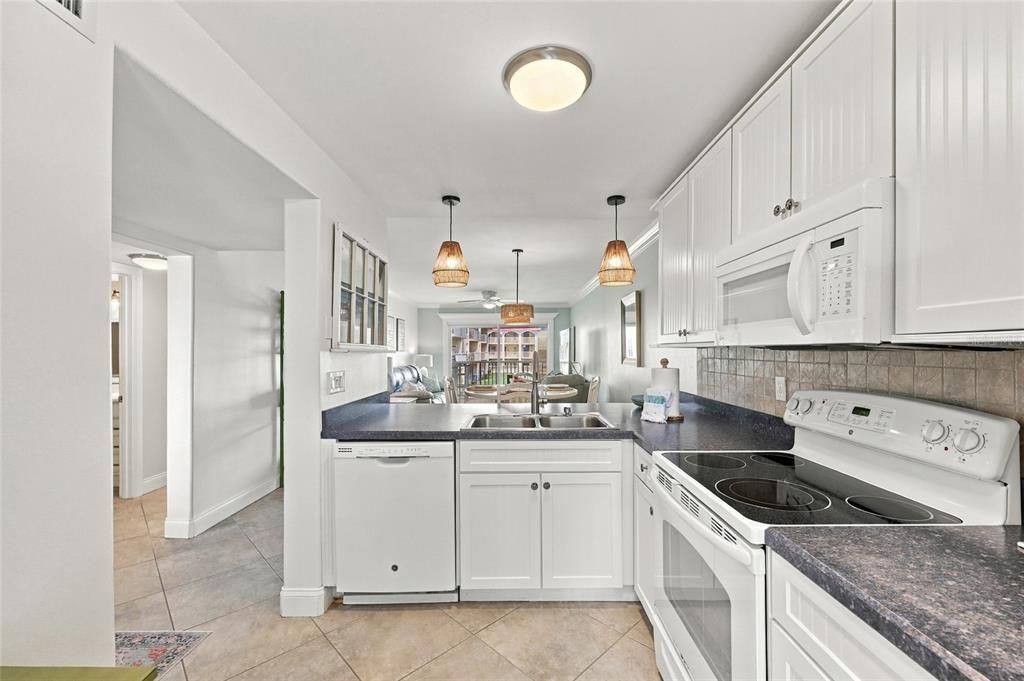 For Sale: $500,000 (2 beds, 2 baths, 912 Square Feet)