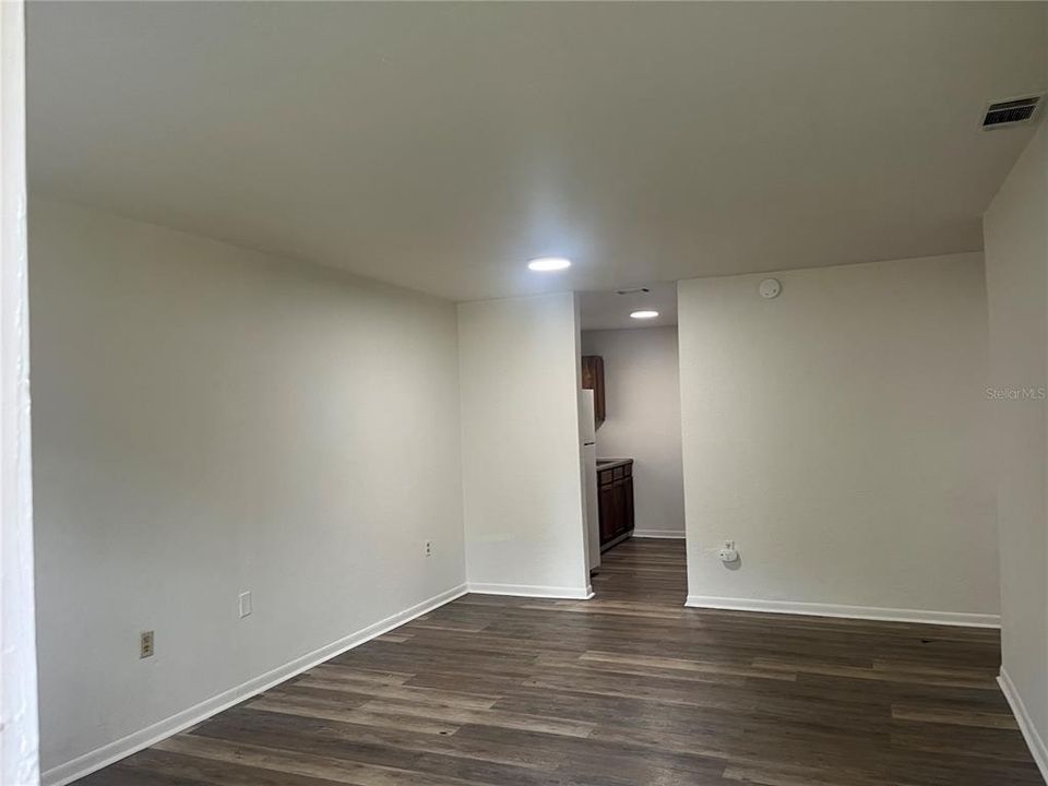 For Rent: $1,300 (2 beds, 1 baths, 900 Square Feet)