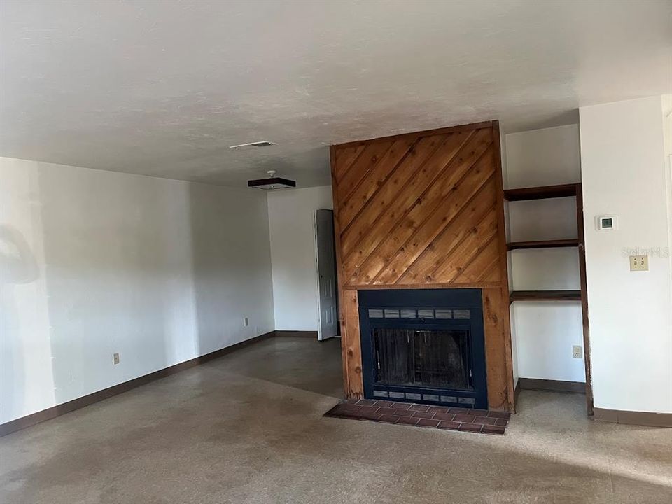 For Rent: $1,200 (2 beds, 1 baths, 837 Square Feet)