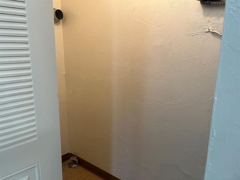 For Rent: $1,200 (2 beds, 1 baths, 837 Square Feet)