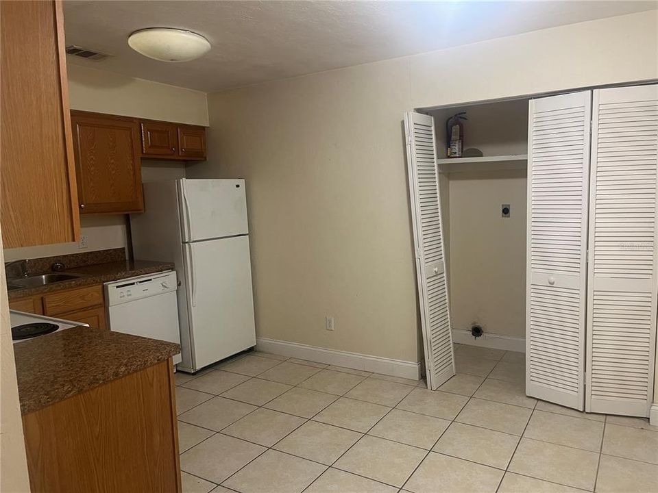 For Rent: $1,200 (2 beds, 1 baths, 900 Square Feet)