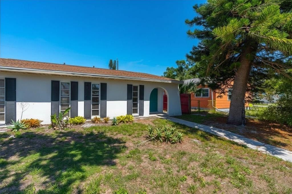 For Rent: $1,700 (1 beds, 1 baths, 728 Square Feet)