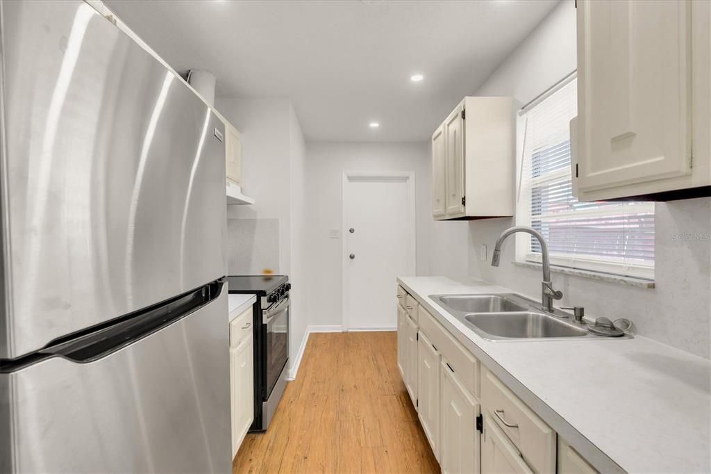 For Rent: $1,700 (1 beds, 1 baths, 728 Square Feet)
