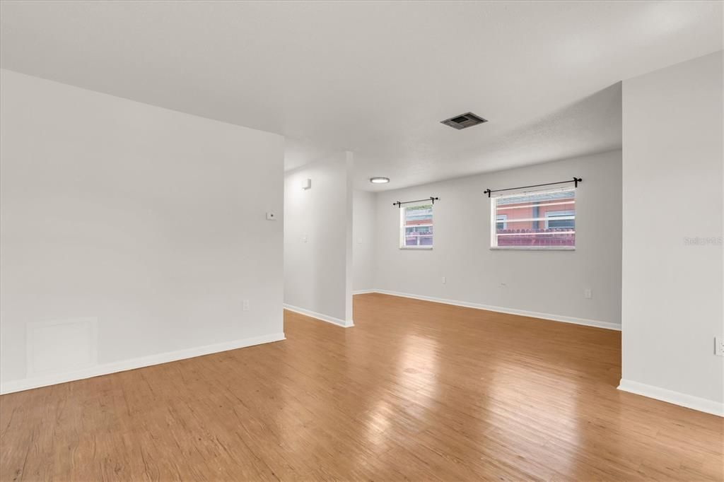 For Rent: $1,700 (1 beds, 1 baths, 728 Square Feet)